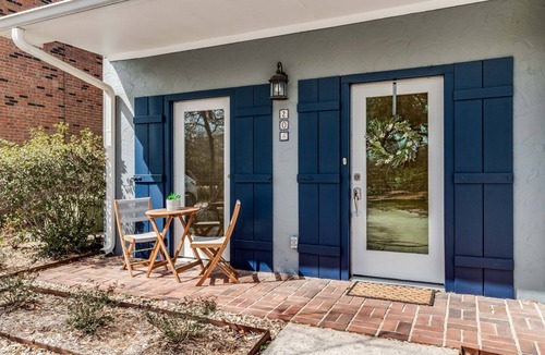 Lafayette House | Acadiana Charm - A Cozy Retreat in the Heart of Tradition