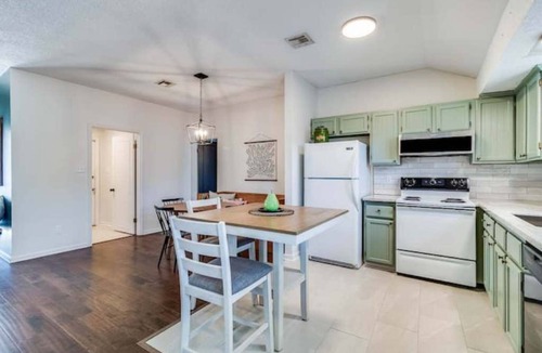 Milton House | Acadiana Stay Near Sports, Dining, Entertainment
