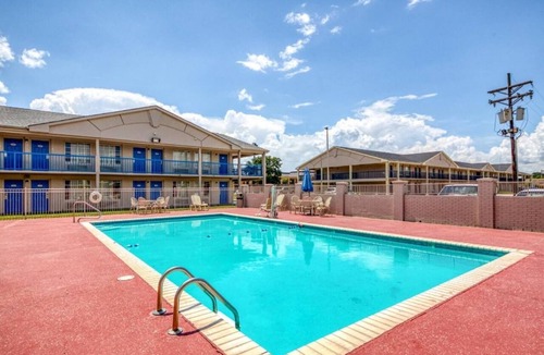 Broadmoor Apartment | Accessible King Bed|Baton Rouge LA