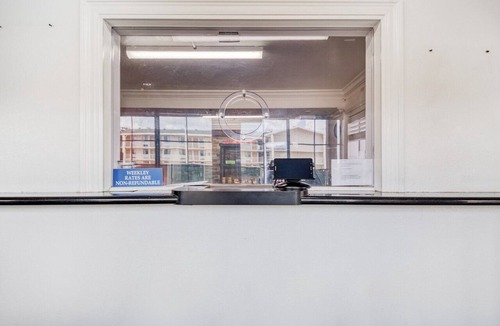 Broadmoor Apartment | Accessible King Bed|Baton Rouge LA
