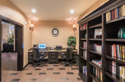 Irving Apartment | Accessible Queen Studio | Kitchen & Free Breakfast