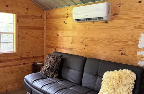 Alexandria Cottage | Adorable 1-bedroom Tiny Home Cottage with AC in charming Alexandria