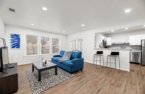 Junius Heights Condo | Adorable 2 Bed/1 Bath Condo near Lakewood
