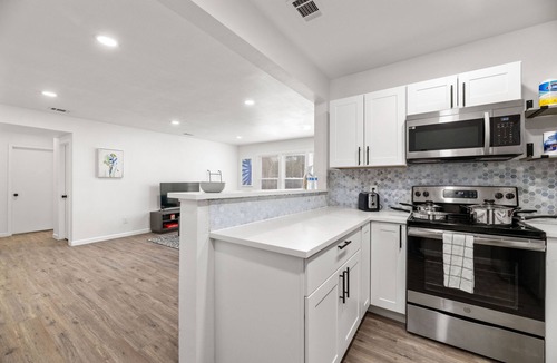 Junius Heights Condo | Adorable 2 Bed/1 Bath Condo near Lakewood