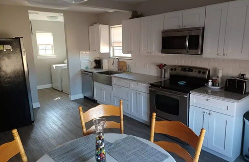 Weatherford House | Adorable 2-bedroom guesthouse with patio