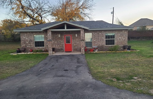Weatherford House | Adorable 2-bedroom guesthouse with patio