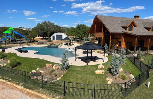 Johnson City Cabin | Adorable 50's-themed cabin at River's Edge Campground w/resort amenities.