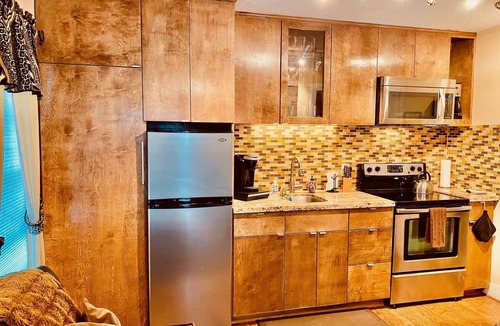 Neartown House | Adorable Apartment in Montrose