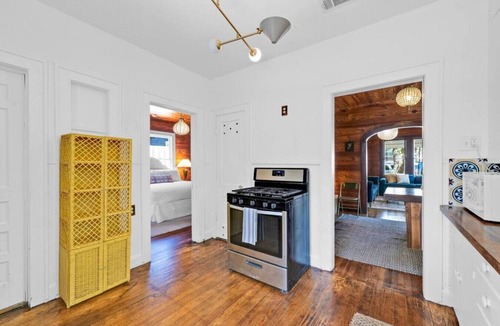 Cherrywood House | Adorable Historic Home, Super Close to UT, Moody Center, and Downtown