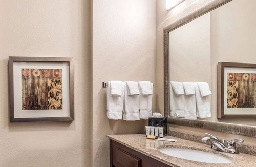 Mineral Wells Hotel | Affordability Meets Comfort at Red Lion Inn & Suites Mineral Wells, Free Parking