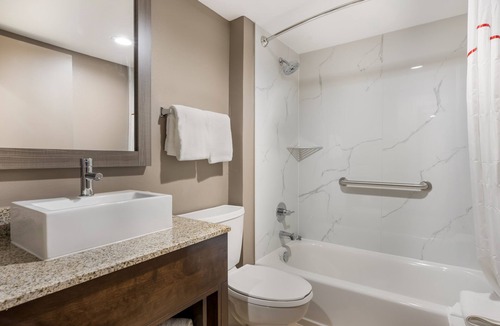 Sulphur Hotel | Affordable Retreat in Sulphur, LA: Short Drive to Chennault Int’l Airport!
