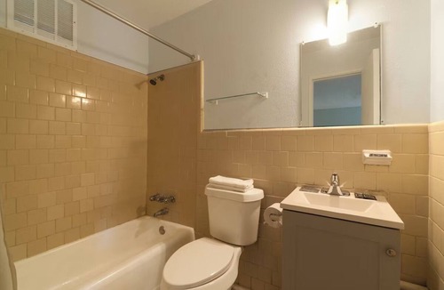 Clute Hotel | Affordable Room Near Sea Center Texas – Only 6 Miles Away, Free Parking