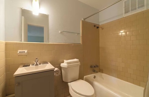 Clute Hotel | Affordable Room Near Sea Center Texas + Free Parking for Convenience