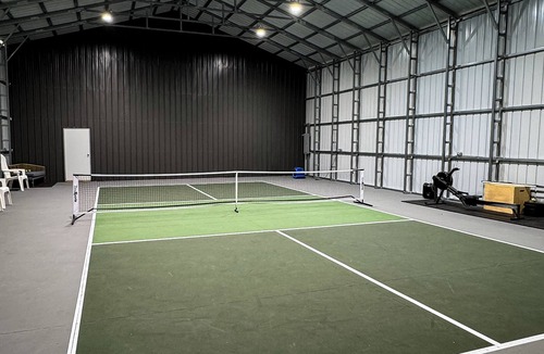 Durant House | AirbnP: Luxury Pickleball Barndo, 5 mins to Choctaw, 15 mins to Lake Texoma