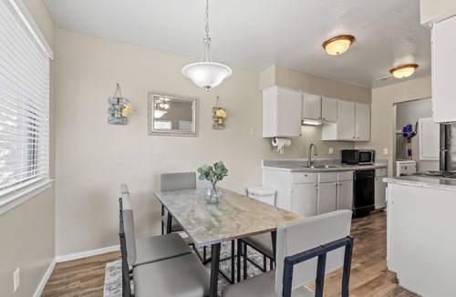 West Arlington House | Alder Stay/3BD Townhome Near AT&T Stadium