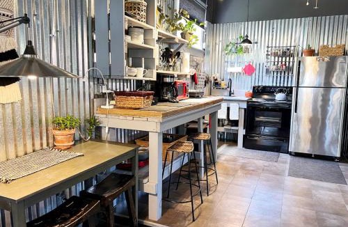 Algiers Point Hotel | Algiers Point loft - king bed, walk to ferry