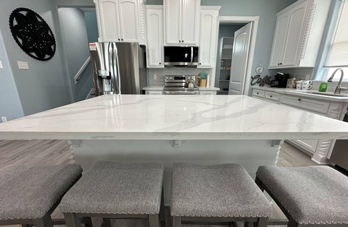 Surfside Beach House | All Decked Out! ! BRAND NEW BUILD 2024! HOT TUB! GOLF CART! Pets! Beachfront!