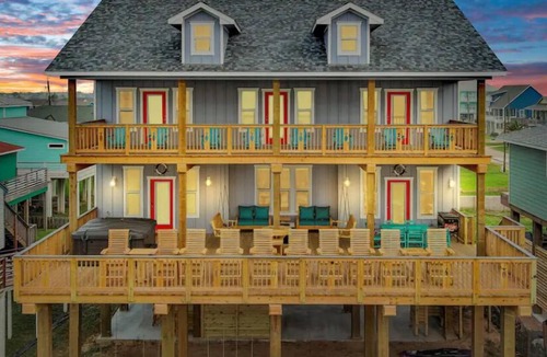 Surfside Beach House | All Decked Out! ! BRAND NEW BUILD 2024! HOT TUB! GOLF CART! Pets! Beachfront!
