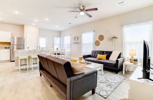 Live Oak Condo | All-new townhome with fenced yard, AC & W/D - dog-friendly - great location