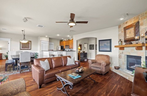 Leander House | Amazing 4 bdrm Home in Hollows-Stunning Lake Views
