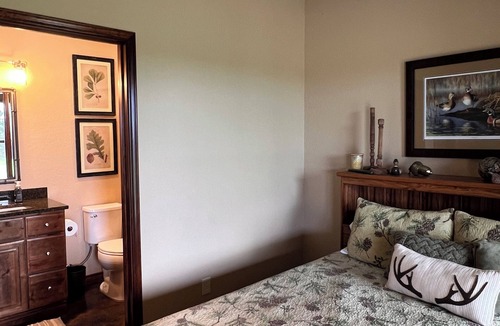 Long Branch Cabin | Amazing 6 BDR/BTH lodge in Timpson; minutes from Lake Murvaul &Wild Spring Dunes