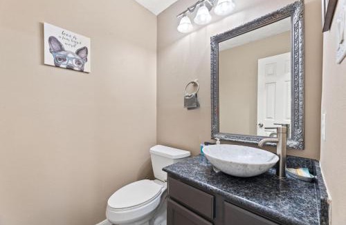 Clear Lake Villa | Amazing Bay Villa Near NASA with Pool & Pool Table