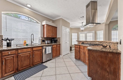 Clear Lake House | Amazing Bay Villa Near NASA with Pool & Pool Table