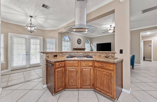 Clear Lake House | Amazing Bay Villa Near NASA with Pool & Pool Table