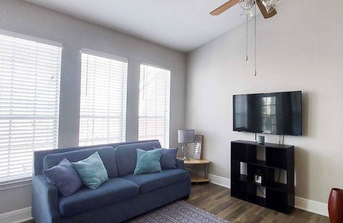 Deco Apartment | Apartment in the suburbs, near the Moll and stores (pet friendly).