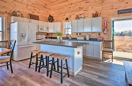 Applegate Cabin | Applegate Cabin w/ Deck ~ 2 Mi to Lake Huron!
