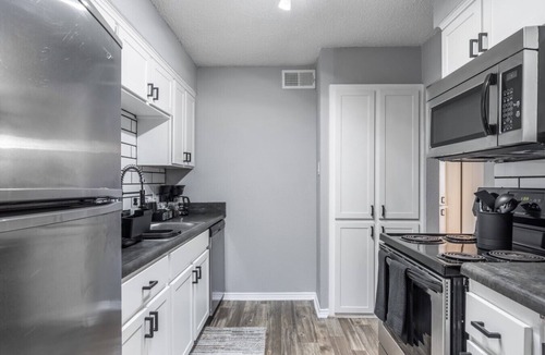 Central Arlington Apartment | Arlington 2BR | AT&T, Globe Life, 6 Flags, Parking