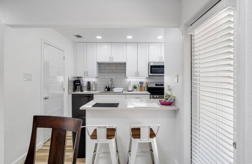 West Arlington House | Arlington Entertainment District Home Green Door