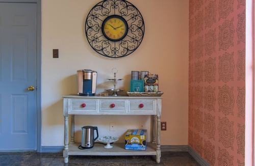 Central Arlington House | Arlington Home Near AT&T Stadium, Globe Life Field, Six Flags - FREE PARKING!