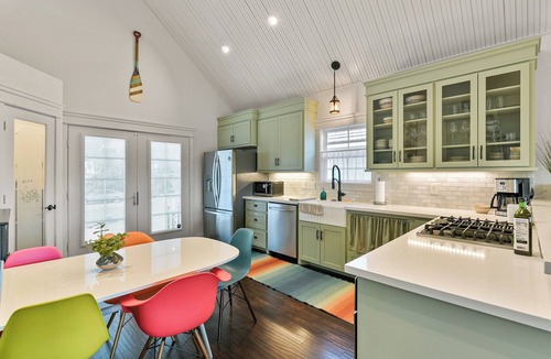 Dickinson House | Artistic & Charming 2-bedroom house on quiet lake near NASA and Galveston