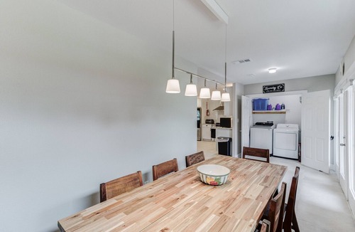 Central Arlington House | Atnt Cowboys Rangers Tx Live FIVE STARS! 4Bed 4 Bath Walk Downtown Arlington