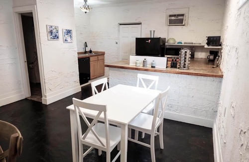 Black Pearl Apartment | Audubon House Apt. 4: 1bd/1ba