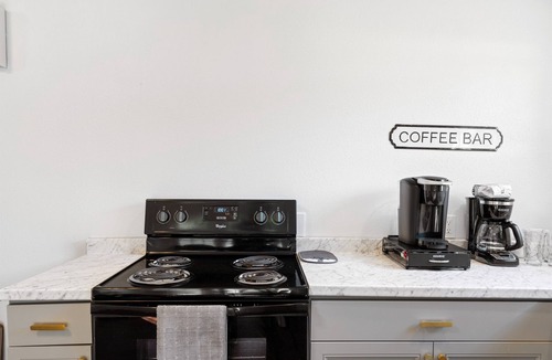 South Manchaca House | Austin Cozy Tiny Home | Fire Pit | Pet-Friendly