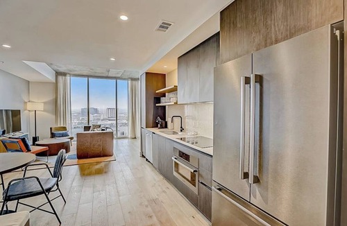 Rainey Street Historic District Condo | Austin Rainey Street condo w/private balcony, rooftop pool & gym