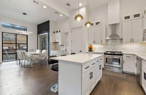 Chestnut House | Austin The Allen – East Austin Home with Private Backyard & Putting Green