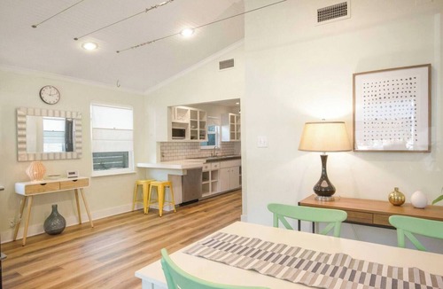 Holly House | Authentic ATX Cowboy Pool Gem❤️ Walk to East 6th St | Minutes to UT, COTA, ACL