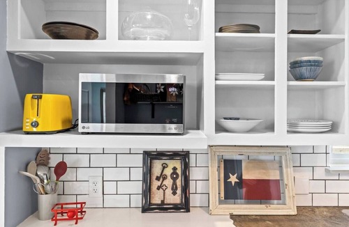 Holly House | Authentic ATX Cowboy Pool Gem❤️ Walk to East 6th St | Minutes to UT, COTA, ACL