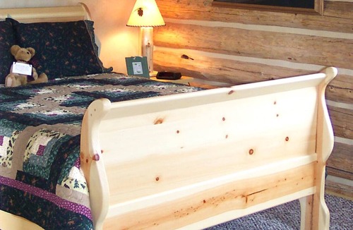Grantsdale Cabin | Authentic Quaint Log Cabin w/Stellar Views & Hot Tub