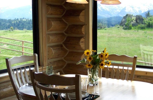 Grantsdale Cabin | Authentic Quaint Log Cabin w/Stellar Views & Hot Tub