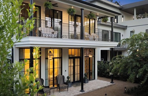 East Cesar Chavez House | Award Winning. East Austin. Pool. Speakeasy. 1 mi from DT. Events & photoshoots