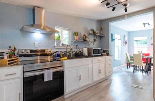 Holly House | Award-Winning Heritage Home Minutes to Austin Event Venues