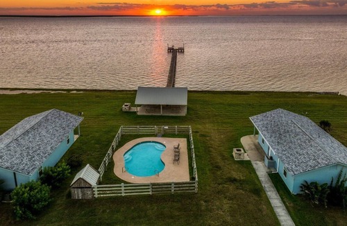 Riviera Beach Cabin | Baffin Bay fishing lodge and water sports