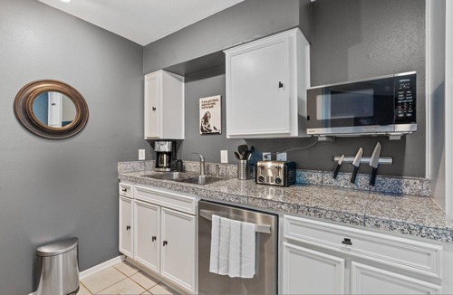 Zilker Apartment | Banksy Bungalow in Zilker Pickleball Close to Downtown