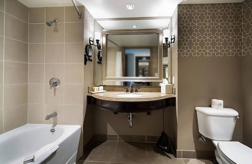 Downtown San Antonio Hotel | Bask in Modern Style Comfort! 3 Relaxing Units w/City View, Dogs Allowed, Pool