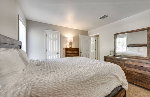 Mid City South Condo | Baton Rouge Condo w/ Balcony, Fireplace & Pool!