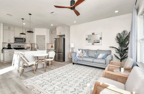 San Leon House | Bay Breeze Bungalow - Game Room & Pet Friendly